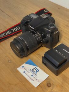 Canon Eos 70D + lensa Kit 18-55mm